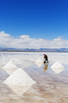Man collecting salt, Salir de Uyuni, salt flats, Bolivia