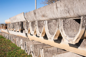 Precast concrete elements for irrigation channels to agriculture