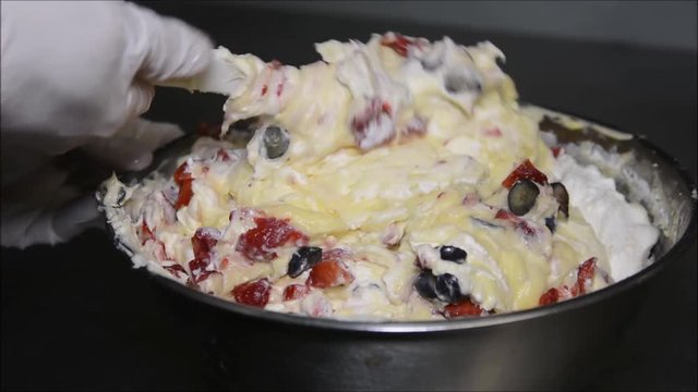Preparazione ripieno per torta a base di panna, mirtilli, fragole,lamponi, crema pasticcera.
