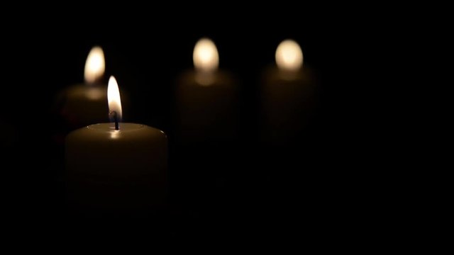 Adventskerzen mit geschm&uuml;ckten Tannenzweigen