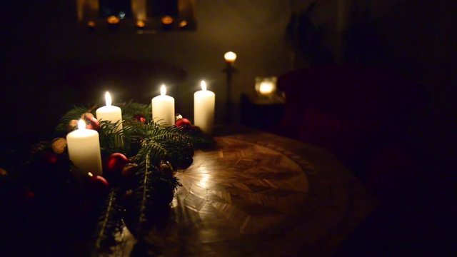 Adventskerzen mit geschm&uuml;ckten Tannenzweigen