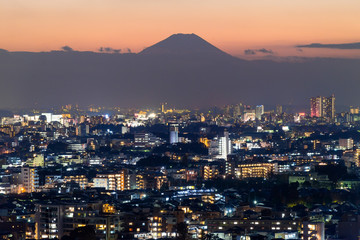 黄昏時の富士山と都市風景