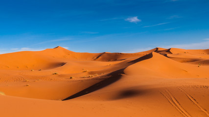 Fototapeta na wymiar Die Dünen der Sahara bei Merzouga (Erg Chebbi); Marokko