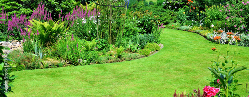 "Gartenansicht mit Rasenfläche" Stockfotos und lizenzfreie Bilder auf