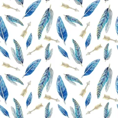 Tapeten Aquarellfedern handgemaltes Aquarell nahtloses Muster mit blauen Federn und Pfeilen, isoliert auf weiss. Ursprünglicher Hintergrund im Stammesstil der amerikanischen Ureinwohner