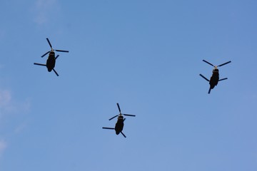 青空を飛ぶヘリコプター