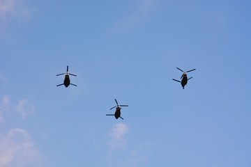 青空を飛ぶヘリコプター