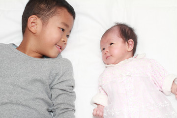 5歳と0歳の兄妹