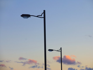 夕日に浮き上がる街灯のシルエット