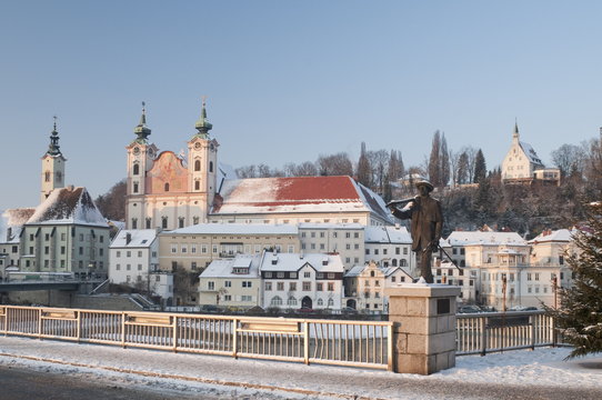 Statue honouring townspeople and Baroque Michaelerkirche church dating from 1635 at sunset, Steyr, Oberosterreich (Upper Austria), Austria