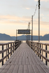 Obraz premium Jetty with frost at Lake Chiemsee on an winter morning at sunrise