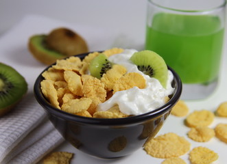 завтрак из кукурузных хлопьев с киви и соком