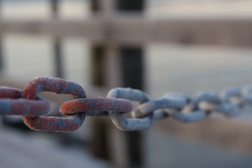 Naklejka premium Chain at sunrise, low fous