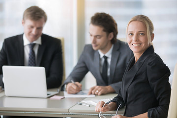 Fototapeta premium Grupa biznesmenów w nowoczesnym biurku