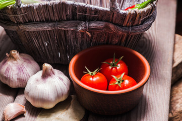 fresh garlic.  red tomatoes