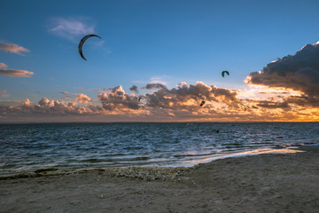 Fototapeta na wymiar Kitesurfing na Zatoce Puckiej
