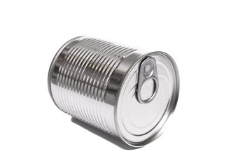 Konservendose mit Deckel liegend