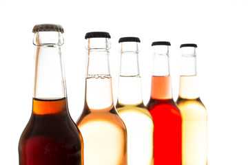 Cola und bunte Limonade in Flaschen