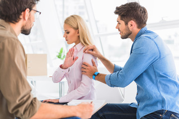 Obraz premium Man trying to make up quarrel