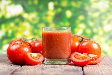 glass of tomato juice with fresh tomatoes