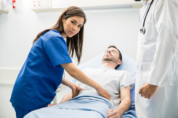 Obraz premium Hispanic doctor working in the ER