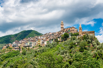 Fototapeta na wymiar Mountain village of Isolalunga in Liguria, Northwestern Italy.
