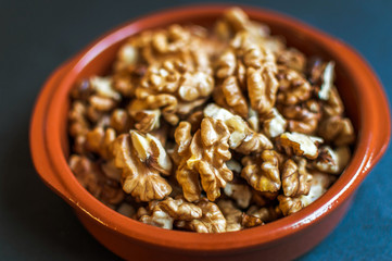 Walnüsse auf Schwarzer Schieferplatte