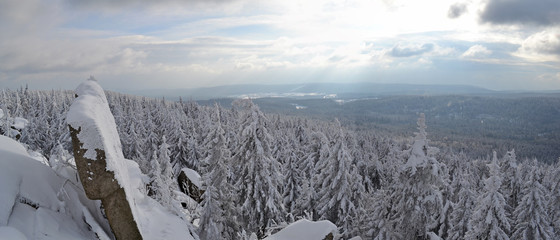Weite Sicht vom Nusshardt ins Fichtelgebirge mit durchbrechender Sonne