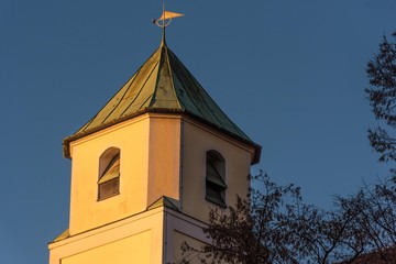 Turm mit Kupferdach in der Abendsonne