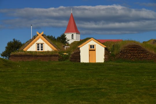 Torfh&auml;user mit Kirche (Glaumbaer- Island)