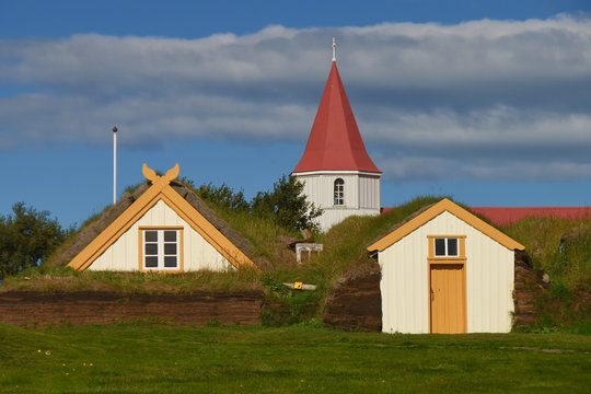 Torfh&auml;user mit Kirche (Glaumbaer- Island)
