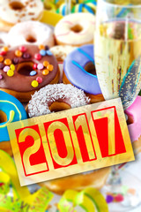 Fototapeta na wymiar Silvester 2017 - Party mit Sekt, Donuts und Konfetti