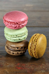 bunte Macarons auf Holztisch