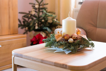 Weihnachtsgesteck aufeinem Tisch