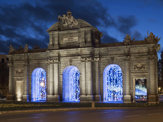 Fototapeta premium Side view of the Alcala Gate at Christmas