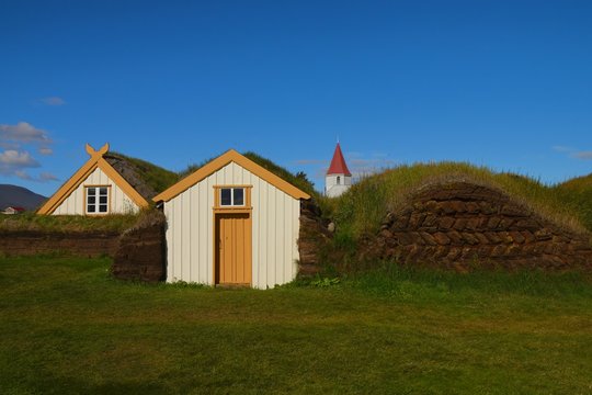 Torfh&auml;user mit Kirche (Glaumbaer- Island)