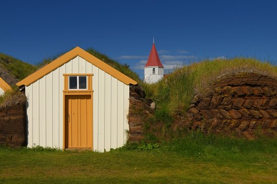 Torfh&auml;user mit Kirche (Glaumbaer- Island)