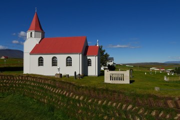 Fototapeta na wymiar Dorfkirche mit Friedhof von Glaumbaer (Island)