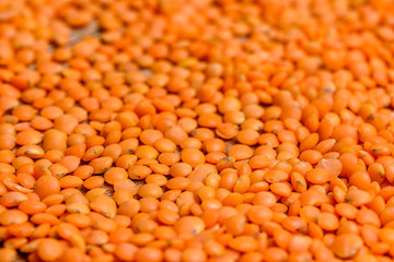 Rote Linsen auf einer Unterlage aus Holz