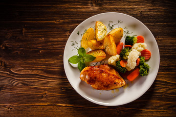Roast chicken fillet and vegetable salad 