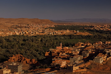 Obraz premium Einfahrt zur Todra Schlucht, Tinghir, Marokko, Flussoase, Palmen< english> Todra Gorges, Tinghir, Morocco, oasis, Palmtrees
