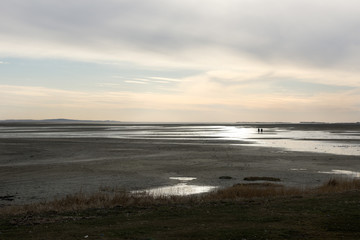 Two people walking a sandbank between Terschelling and Vlieland