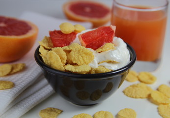 завтрак из кукурузных хлопьев с грейпфрутом