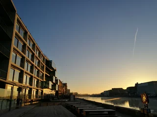 Moderne Büroarchitektur mit spiegelnder Glasfassade im Licht der aufgehenden Sonne am Kreativkai an der Hafenpromenade am Hafen von Münster in westfalen am Dortmund-Ems-Kanal im Münsterland © Martin Debus