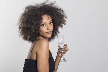 Mujer brindando con copa de Cava