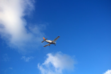 avionette, petit avion seul dans le ciel bleu