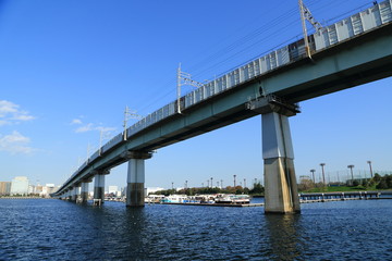運河に架かる鉄道橋