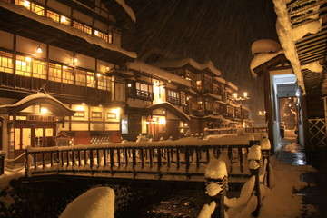 雪景色の銀山温泉(山形県)