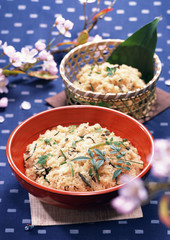 Steamed rice and wild vegetables