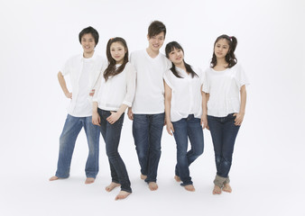 Obraz premium Young men and women smiling